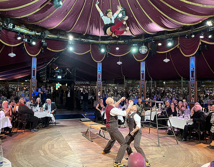 Das Trio Bokafi zeigt ein halsbrecherisches Spektakel auf den Teeterboard bei "Festival" im teatro 2021/2022 (©Foto: Martin Schmitz)